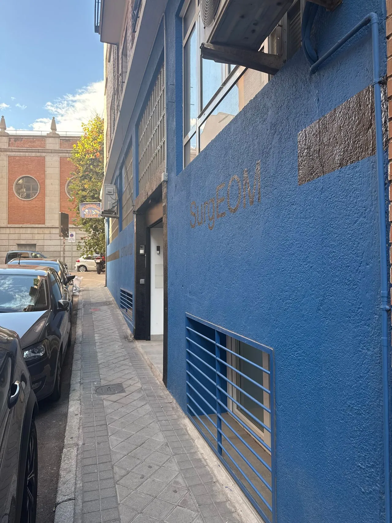 Fachada exterior de Clínica SurgEOM en Madrid